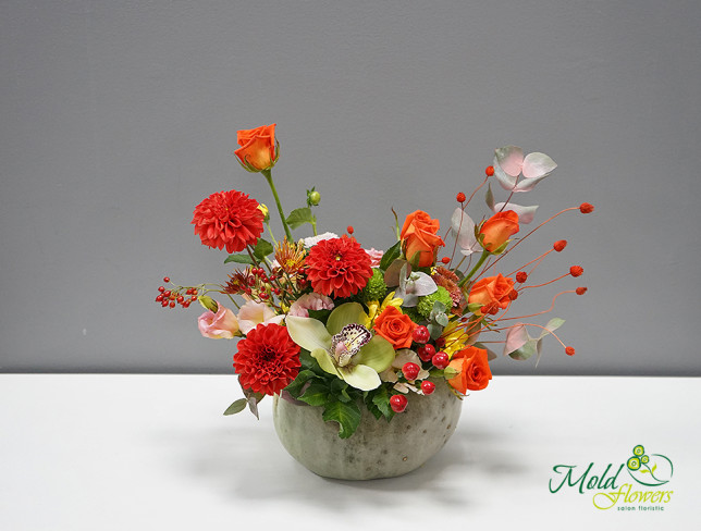 Compoziție cu orhidee, eustoma și trandafiri oranj cu dovleac foto